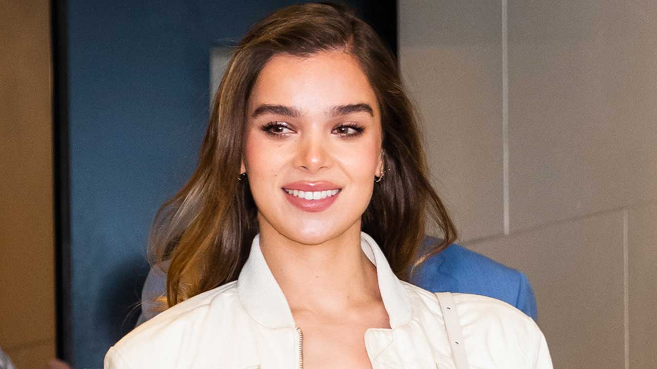 Hailee Steinfeld Golden Globes 2024