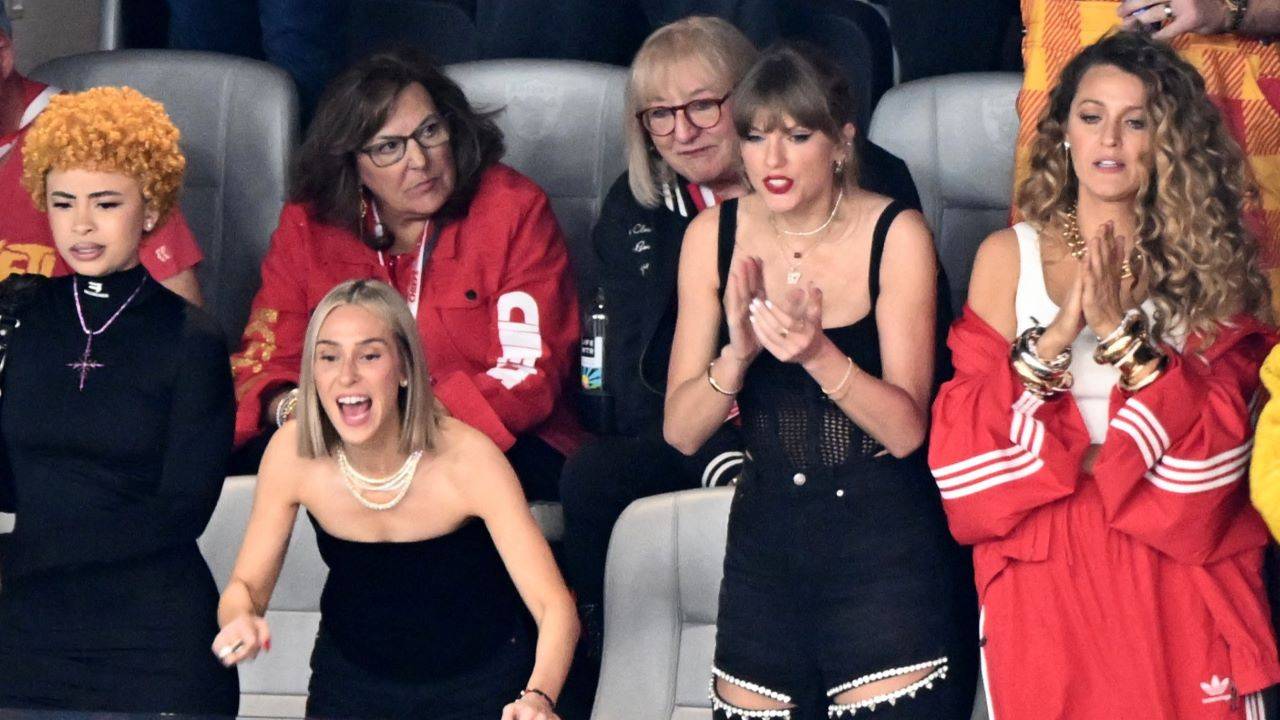 Taylor Swift And Ashley Avignone At The Super Bowl